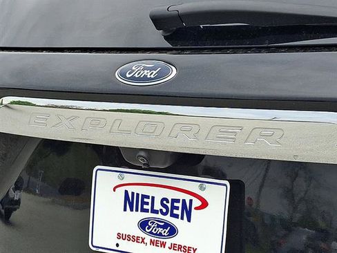 Certified 2022 Ford Explorer XLT w/ Equipment Group 202A AWD/4WD image 24