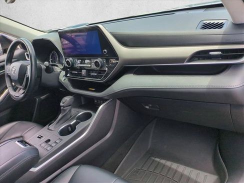 Used 2023 Toyota Highlander XLE FWD image 22