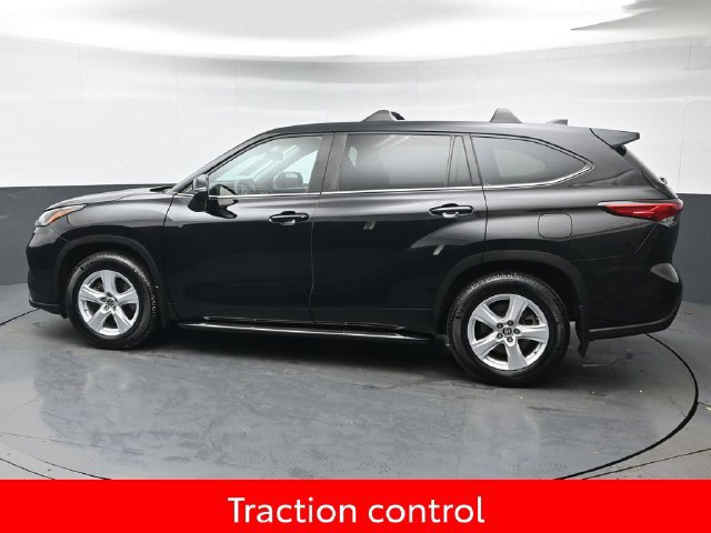 Used 2023 Toyota Highlander LE AWD/4WD image 4