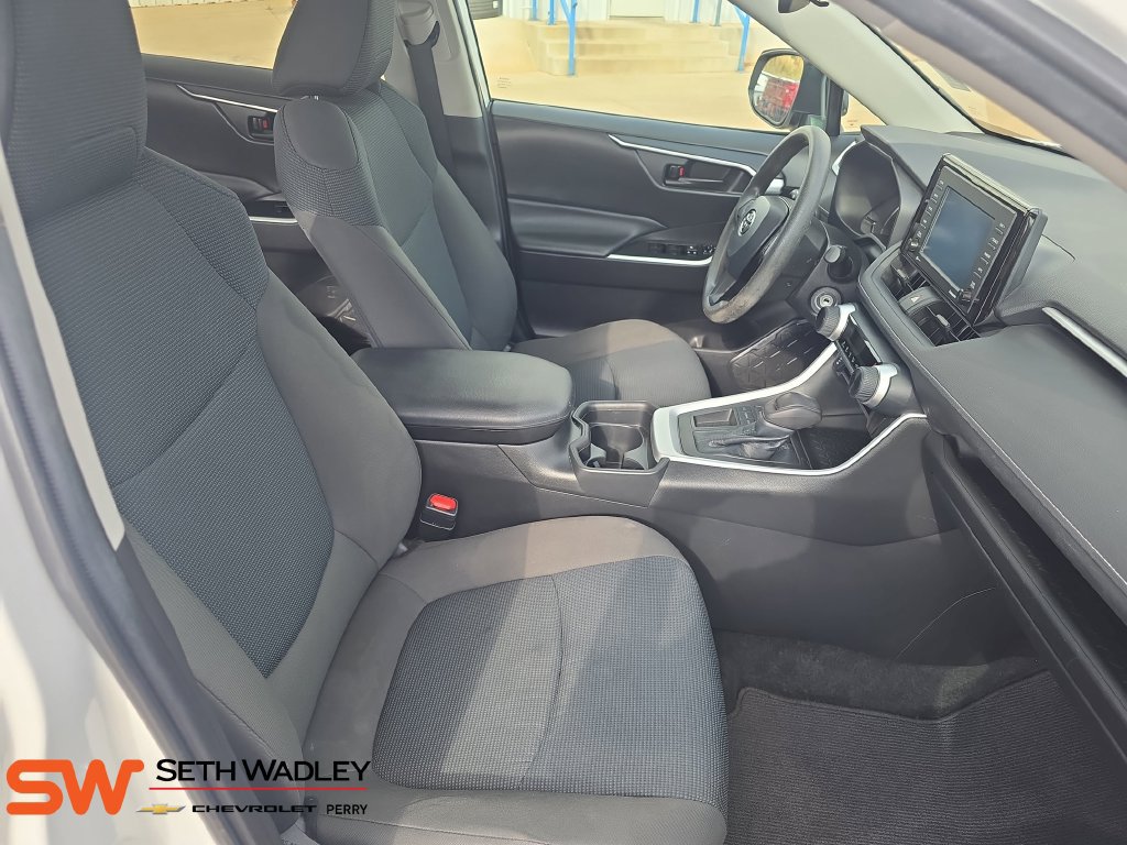 Used 2021 Toyota RAV4 LE FWD image 10