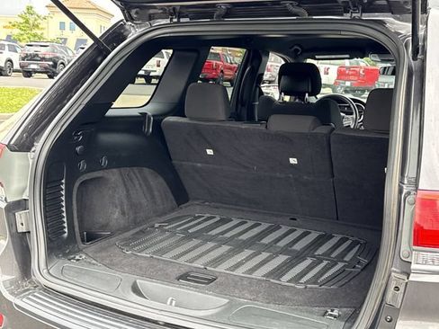 Used 2018 Jeep Grand Cherokee Laredo AWD/4WD image 19