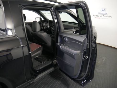 Certified 2025 Honda Ridgeline Black Edition image 9