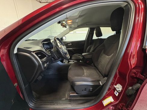 Used 2019 Jeep Cherokee Latitude AWD/4WD image 12