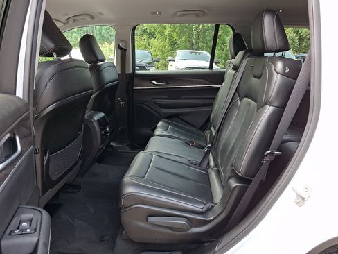 Certified 2023 Jeep Grand Cherokee L Limited AWD/4WD image 10