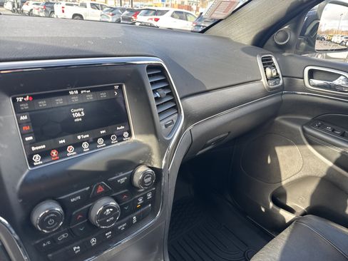 Used 2018 Jeep Grand Cherokee Limited image 22