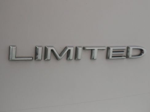 Used 2023 Chrysler Pacifica Limited FWD image 38