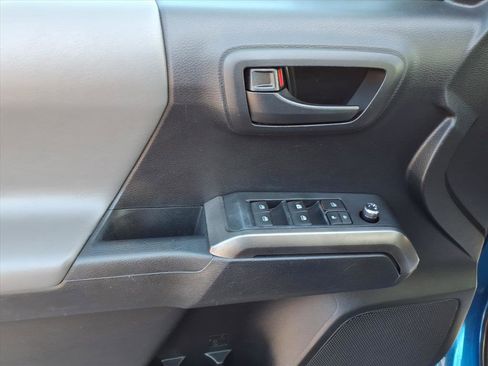 Used 2018 Toyota Tacoma SR5 image 11