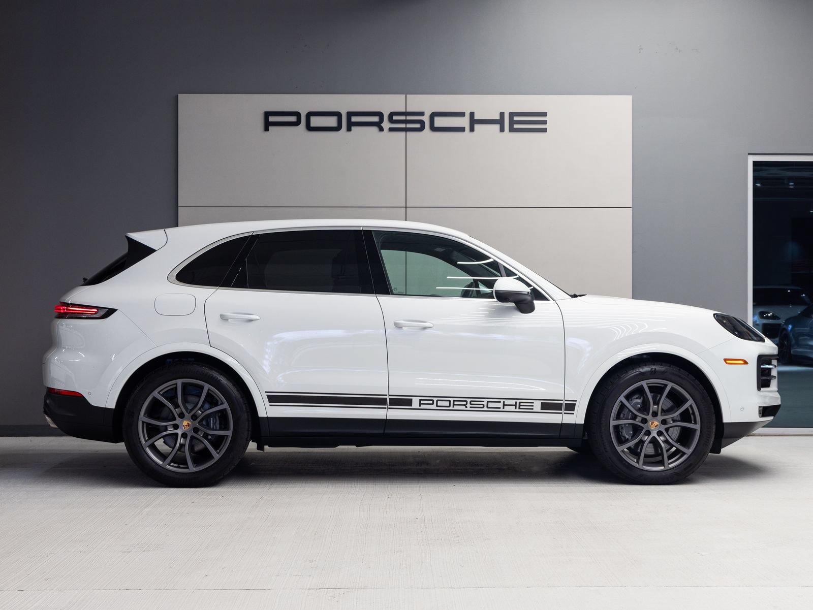 Certified 2025 Porsche Cayenne AWD/4WD image 8