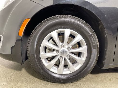 Used 2019 Chrysler Pacifica Touring Plus image 11