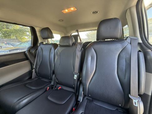 Used 2025 Kia Carnival FWD image 26