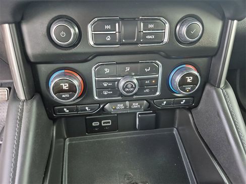 Used 2024 Chevrolet Suburban Z71 w/ Luxury Package image 25