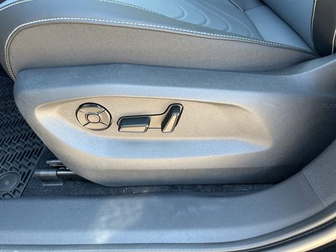 New 2025 Volkswagen Tiguan SE image 14