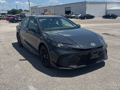 Used 2025 Toyota Camry SE FWD image 3