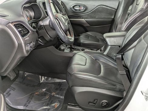 Used 2019 Jeep Cherokee Limited image 12