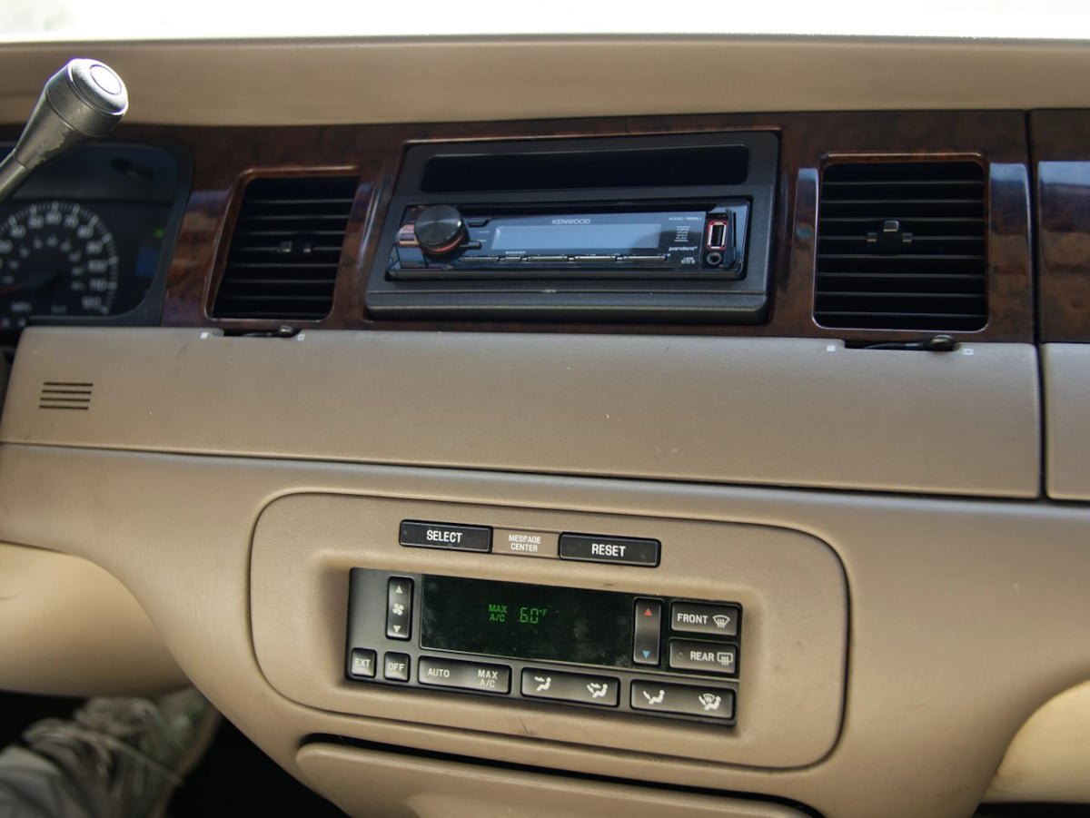 Used 2000 Lincoln Town Car Executive RWD image 31