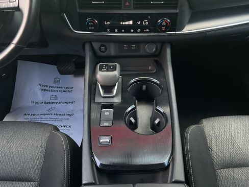 Used 2025 Nissan Rogue SV FWD image 12