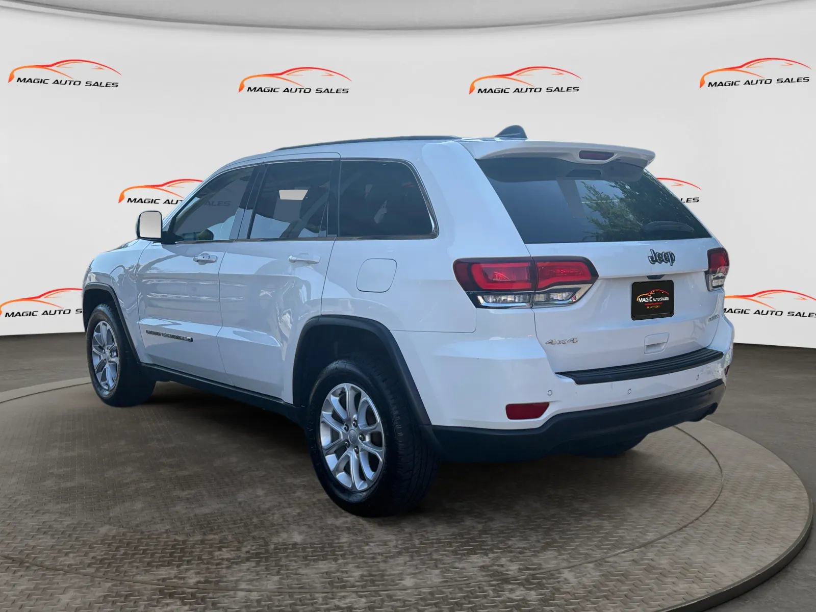 Used 2022 Jeep Grand Cherokee Laredo E AWD/4WD image 8