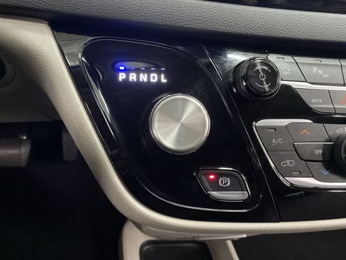 Used 2024 Chrysler Pacifica Touring-L FWD image 26