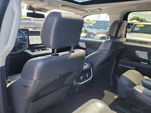 Used 2025 Ford Expedition Active AWD/4WD image 12