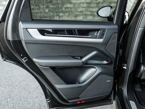 Used 2025 Porsche Cayenne Base image 18