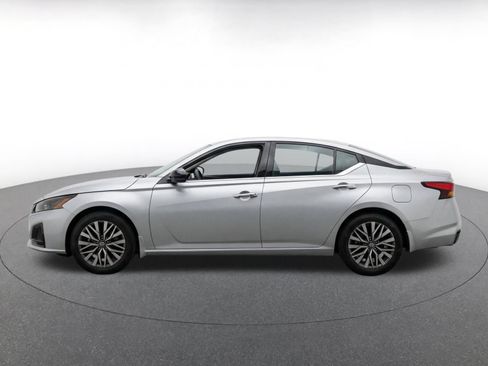 Used 2025 Nissan Altima 2.5 SV FWD image 4