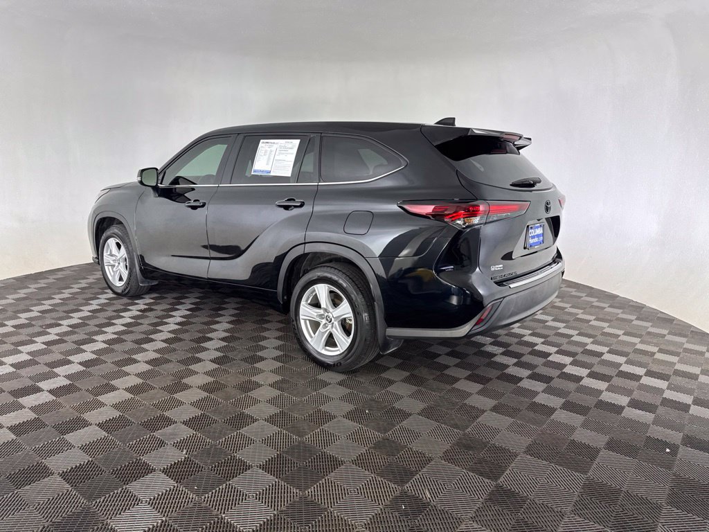 Used 2024 Toyota Highlander LE AWD/4WD image 12