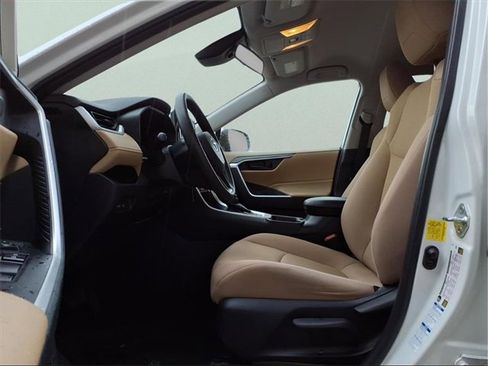 Used 2020 Toyota RAV4 LE image 13