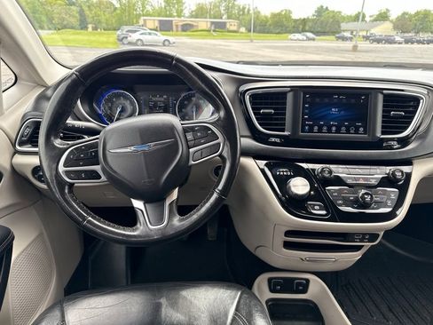 Used 2020 Chrysler Pacifica Touring-L FWD image 9