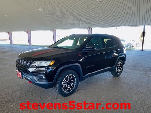 Used 2024 Jeep Compass Trailhawk image 2