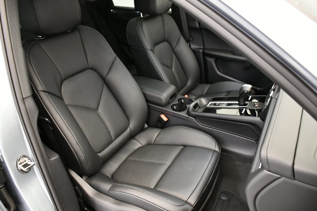 Certified 2026 Porsche Macan Turbo AWD/4WD image 51