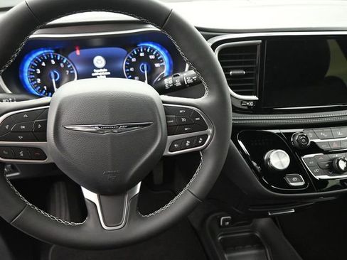New 2026 Chrysler Pacifica Select image 26