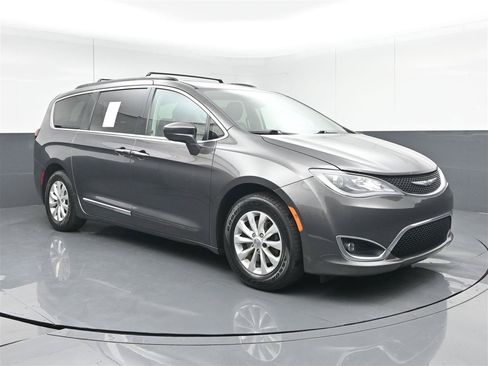 Used 2017 Chrysler Pacifica Touring-L FWD image 3