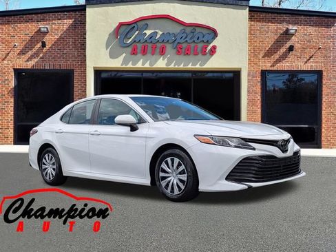 Used 2018 Toyota Camry FWD image 1