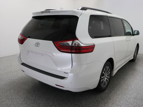 Used 2020 Toyota Sienna XLE w/ XLE Navigation Package image 7