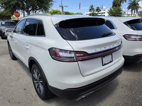 Used 2022 Lincoln Nautilus FWD image 3