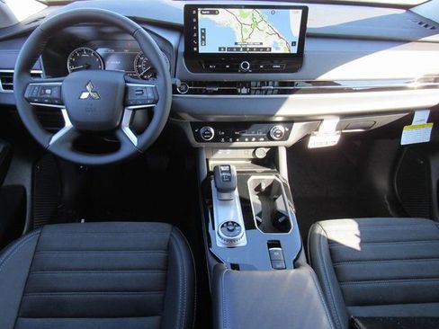 New 2025 Mitsubishi Outlander SE image 9