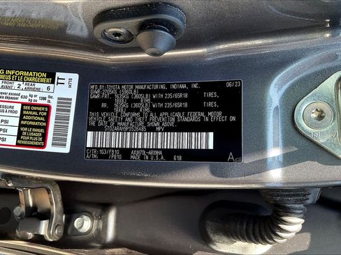 Used 2023 Toyota Highlander LE FWD image 33