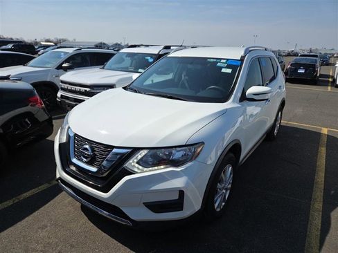 Used 2017 Nissan Rogue SV image 4
