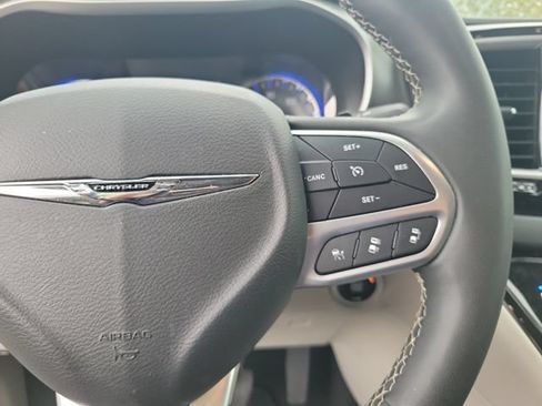 Used 2024 Chrysler Pacifica Touring-L FWD image 28