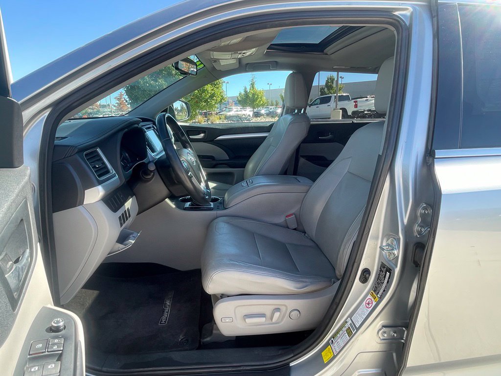Used 2014 Toyota Highlander XLE AWD/4WD image 12