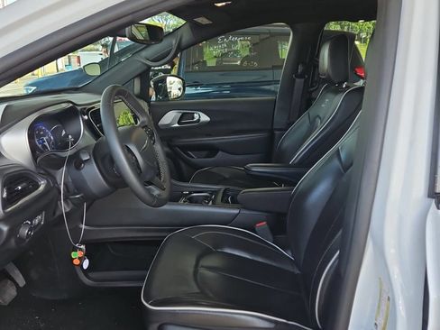 Used 2025 Chrysler Pacifica Limited FWD image 14