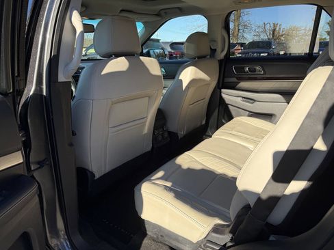 Used 2016 Ford Explorer Platinum image 10