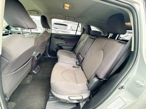 Used 2024 Toyota Highlander LE image 27