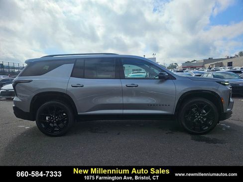 Used 2025 Chevrolet Traverse RS image 6