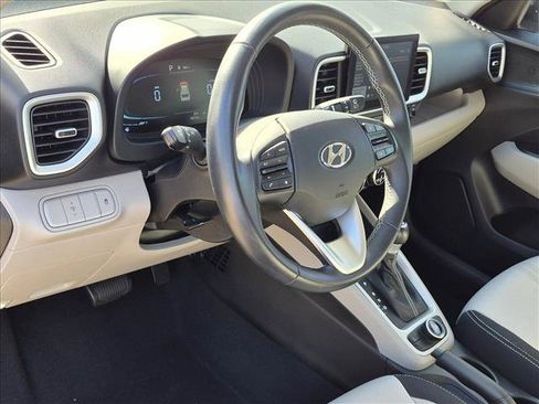 Used 2023 Hyundai Venue SEL FWD image 9
