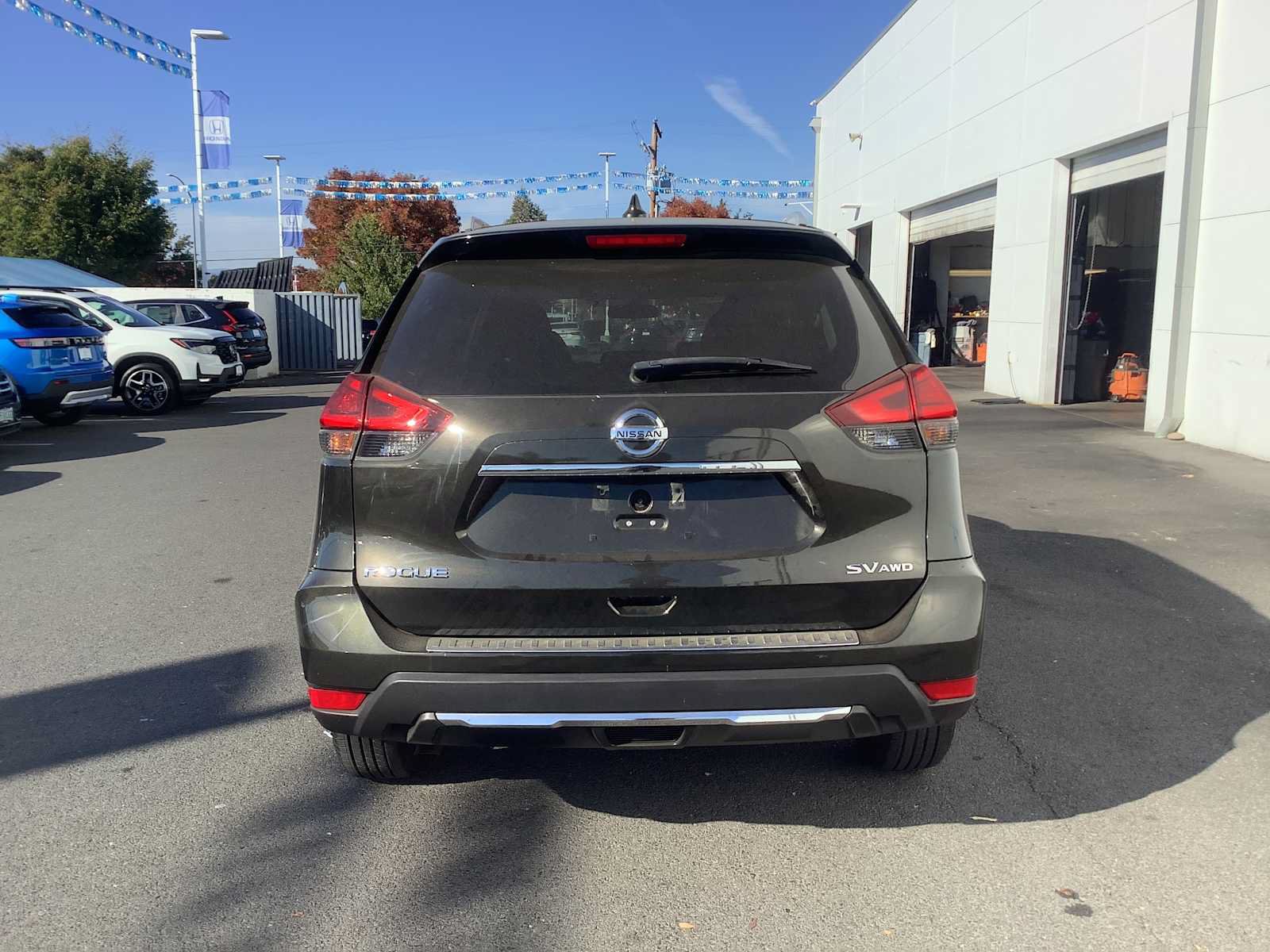Used 2017 Nissan Rogue SV w/ SV Family Package AWD/4WD image 4