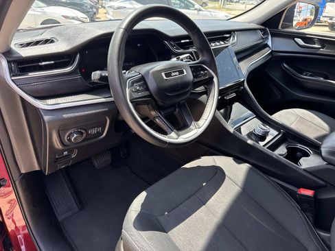 Used 2024 Jeep Grand Cherokee Laredo RWD image 17