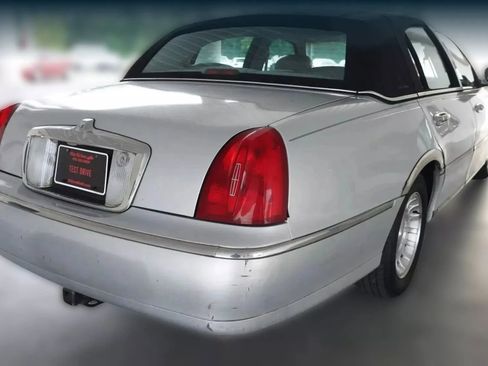 Used 1998 Lincoln Town Car Executive image 11