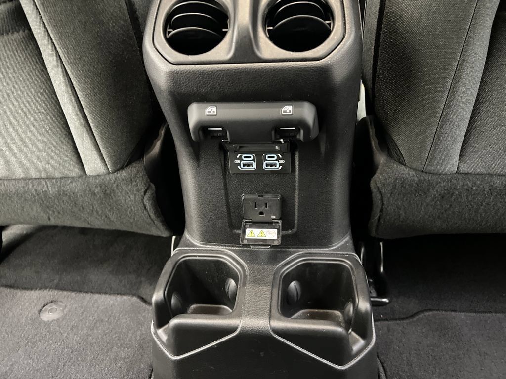 Used 2025 Jeep Wrangler Unlimited Sahara AWD/4WD image 24