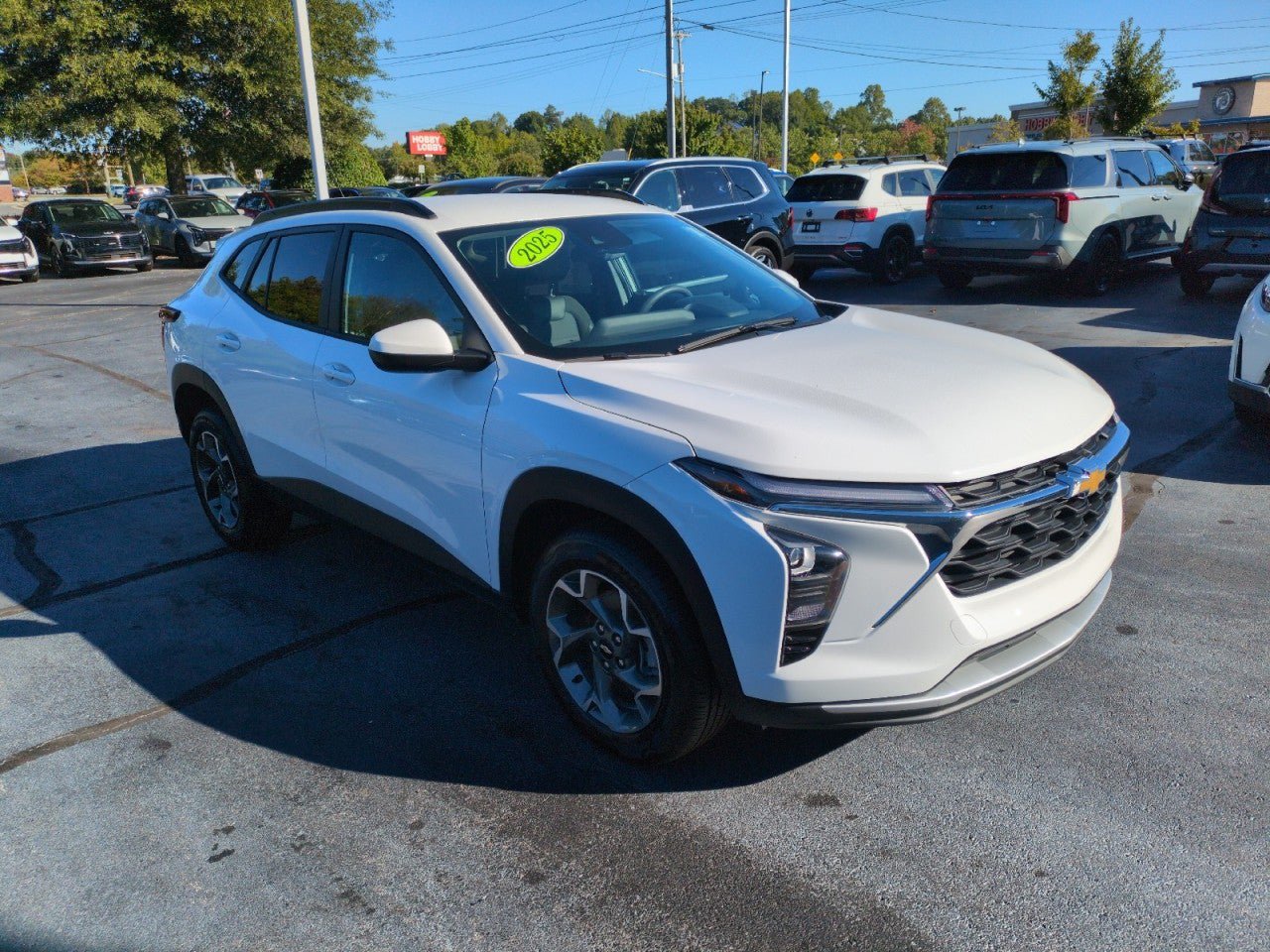 Used 2025 Chevrolet Trax LT FWD image 1